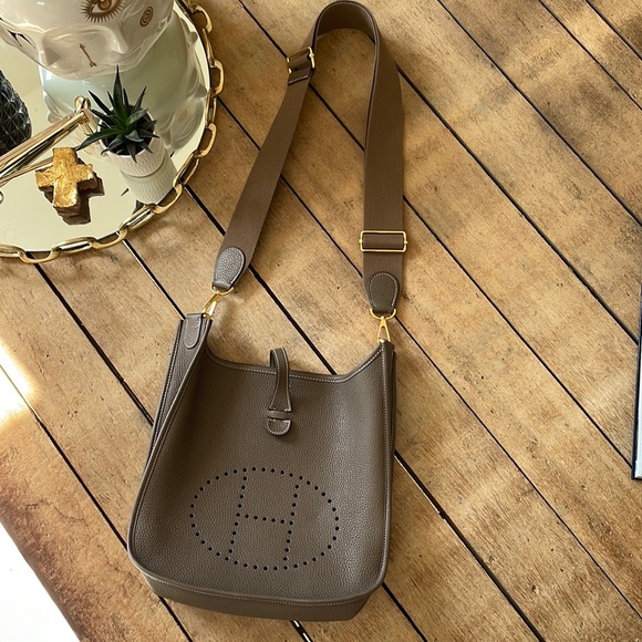 Hermes Evelyn’s Poche III 29 Clemence Etoupe Crossbody Bag with gold hardware - Picture 2 of 13